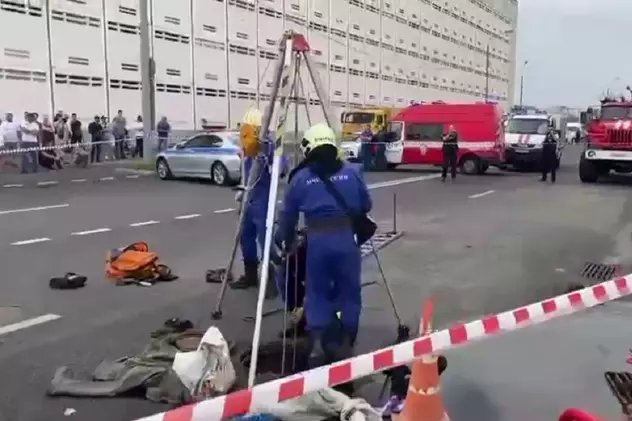 Trei muncitori care curățau o canalizare au fost luați de apă, când a început să plouă torențial, și sunt dați dispăruți, la Moscova