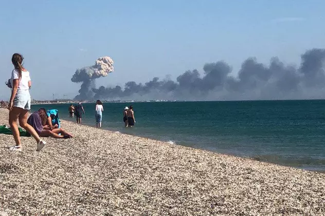Imagini din momentul exploziilor de la baza militară rusă din Crimeea. Turiștii care stăteau la plajă, înspăimântați de norii groși de fum