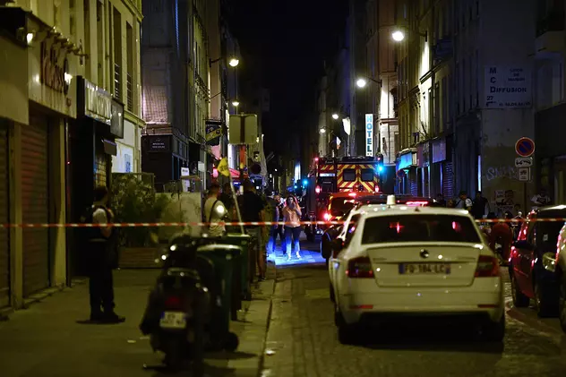 Un hoț care tocmai jefuise un bar și-a tras două gloanțe în cap, când s-a văzut înconjurat de polițiști, la Paris