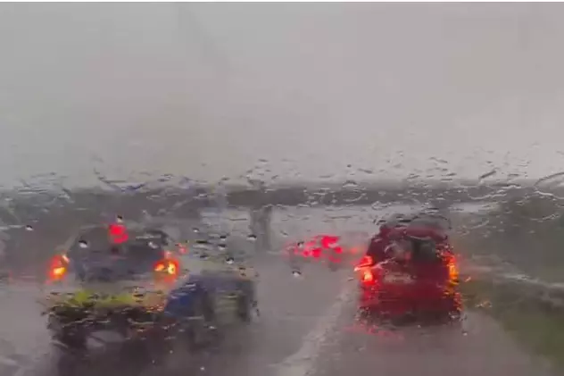 Plouă torențial pe A2 Autostrada Soarelui, la Cernavodă, risc crescut de acvaplanare
