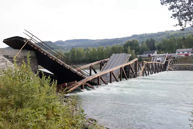 Un pod de lemn din Norvegia s-a prăbușit, în timp ce era traversat de două mașini. „Complet ireal, este un pod destul de nou”