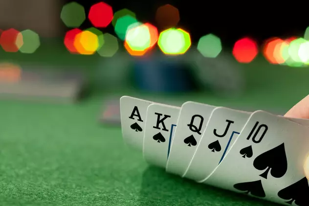 Cum se joacă poker – regulile de bază - Imagine cu o cvintă royală