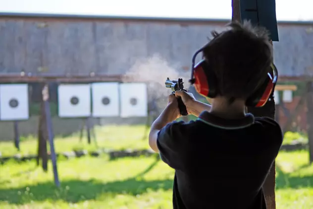Elevii din Polonia vor învăța la școală cum să tragă cu arma și tehnici de supraviețuire. Cursurile sunt obligatorii și încep la 1 septembrie
