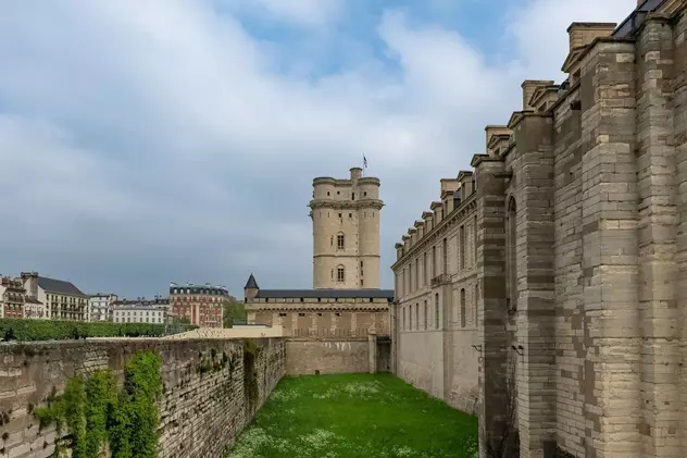 Franța s-a răzgândit, după ce a interzis accesul rușilor în castelul Vincennes, și anunță că locațiile sale turistice rămân deschise pentru aceștia
