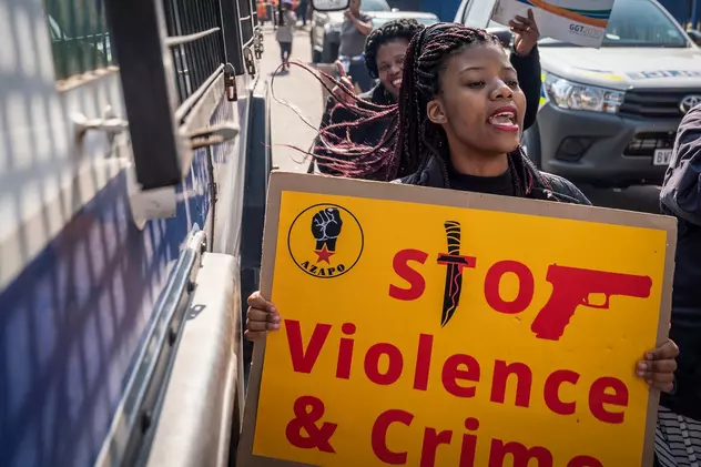 Peste 120 de arestări în Africa de Sud, după ce opt tinere au fost violate în timpul filmărilor unui videoclip