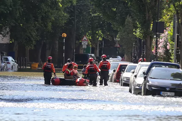 O conductă spartă a inundat un cartier întreg din nordul Londrei. Zeci de case au fost avariate