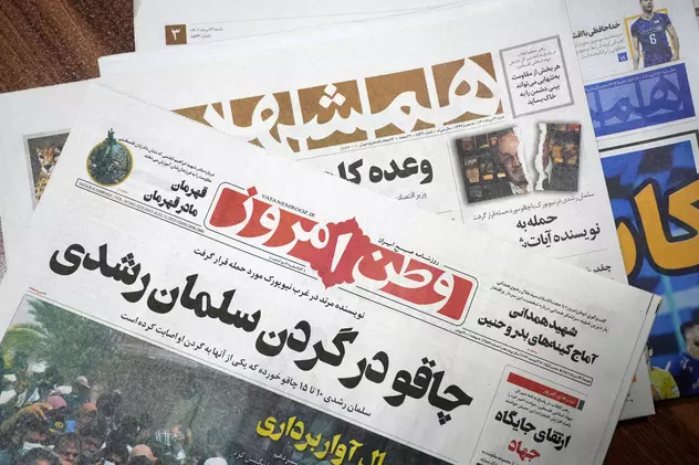 Presa iraniană, după atacul asupra lui Salman Rushdie: „Mâinile celui care a sfâșiat gâtul dușmanului lui Dumnezeu trebuie sărutate”