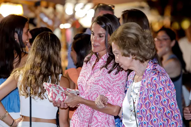 Regina Letizia a Spaniei, îmbrăcată într-o rochie mini de 160 de lei. Articolul vestimentar poate fi găsit și în magazinele din România