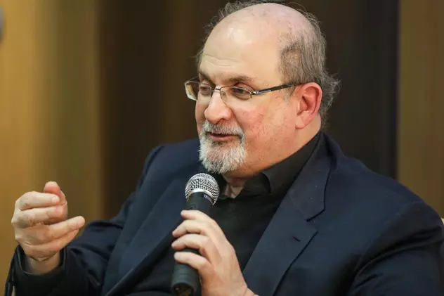 Prima reacție a Iranului după atacul asupra lui Salman Rushdie, scriitorul pe care îl condamnase la moarte pentru „Versetele satanice”
