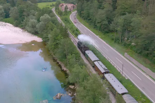 Cele mai spectaculoase trasee pe calea ferată din Europa - Tren cu aburi care parcurge un traseu spectaculos pe malul unui râu