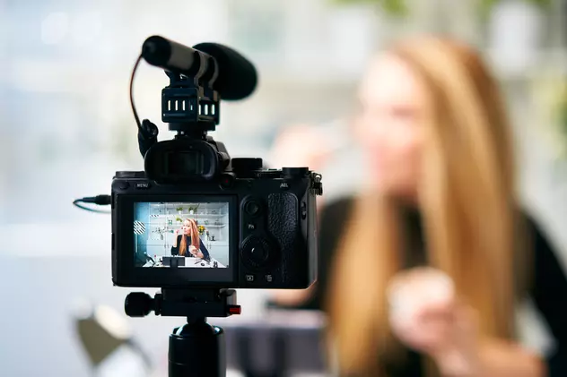 Top 10 camere de filmat pentru vloggeri începători - O tânără vlogger în faţa unei camere cu înregistrare video