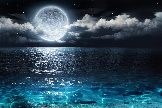 Luna plină din 12 august, sub semnul schimbător al Vărsătorului - Panorama romantică și spectaculoasă cu lună plină pe mare