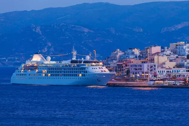 Cele mai mari vase de croazieră din lume - Imagine cu un vas de crozieră în largul staţiunii Agios Nikolaos din Creta