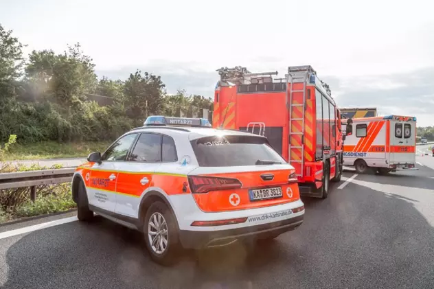 Camionagiu român căzut lângă TIR, cu o foaie pe care scria 112 pe piept, lăsat pe o autostradă germană de șoferii care treceau pe lângă el