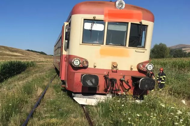 Un tren Regio fără pasageri a deraiat după ce a lovit o vacă, în Mureș