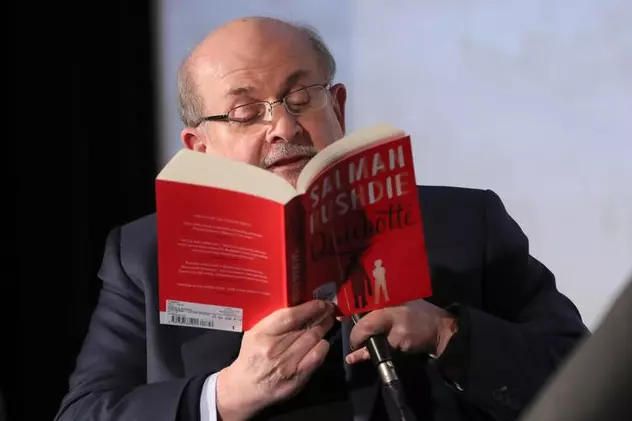 Cine este Salman Rushdie, scriitorul înjunghiat în gât la New York