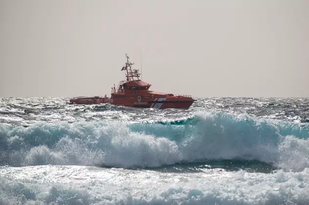 Un bărbat a supravieţuit 16 ore prins în interiorul unei ambarcaţiuni răsturnate în Oceanul Atlantic