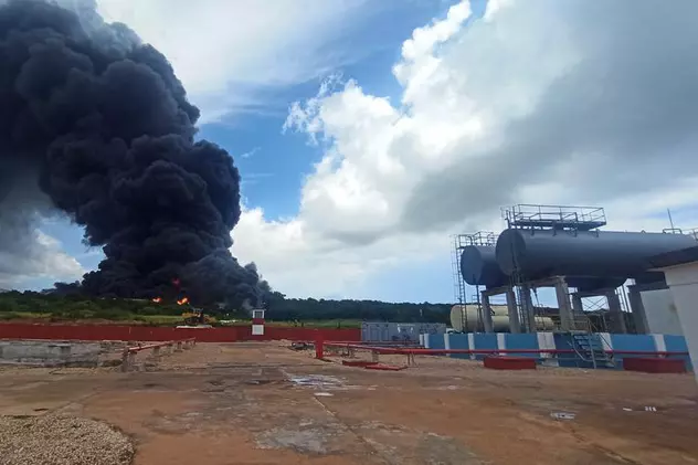Incendiu uriaș la un depozit de petrol din Cuba, provocat de un fulger. 17 pompieri sunt dați dispăruți în urma intervenției