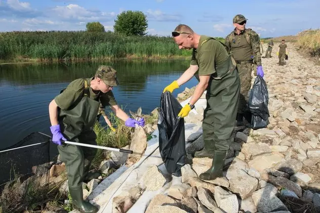 Dezastru ecologic, tone de peşti morţi. Autoritățile poloneze oferă recompensă pentru detalii care duc la cei care au otrăvit fluviul Oder