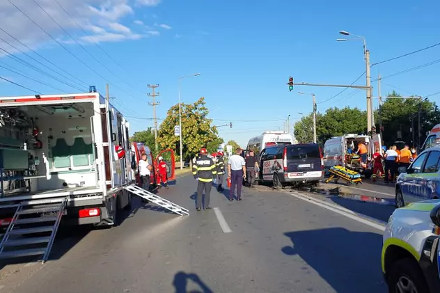 Accident cu 12 răniți, la ieșirea din Arad. Au fost implicate un microbuz și trei autoturisme