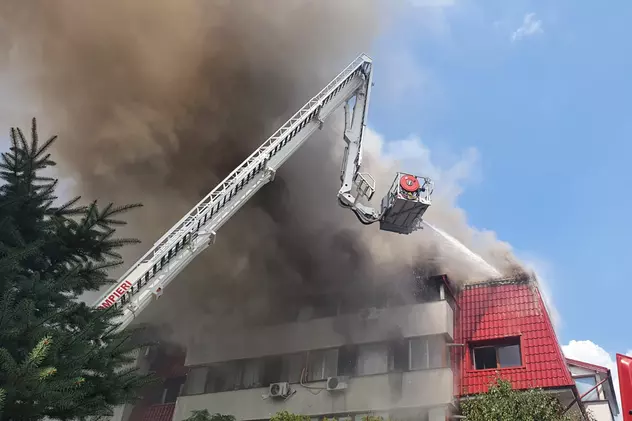 Incendiu la mansarda unui bloc din orașul Popeşti-Leordeni. „Deocamdată, nu avem informații despre pagube”