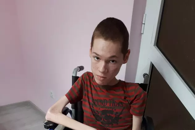Ovidiu riscă să moară sufocat, dacă nu este operat urgent în Spania. Băiatul de 15 ani, bolnav de distrofie musculară Duchenne, are nevoie de 96.000 de euro