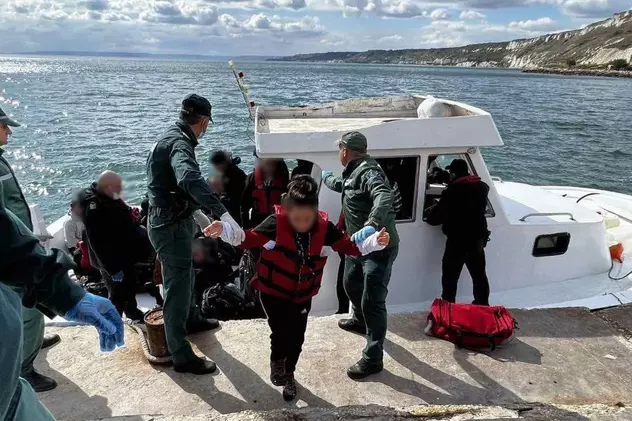O navă cu 38 de migranți ce se îndrepta spre România a rămas fără combustibil în Marea Neagră. Salvați de Paza de Coastă bulgară