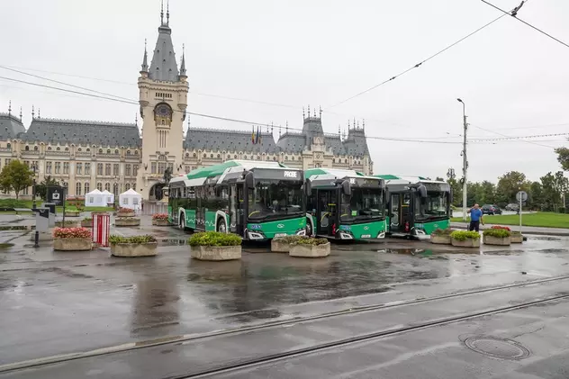 Primele autobuze electrice din Iași, expuse în centrul orașului de Primărie, pentru a fi vizitate de oameni „între orele 9:00 și 17:00”