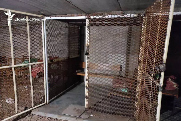Imagini cu camerele de tortură descoperite în regiunea Harkov. Civilii erau închiși în cuști și li se aplicau electroșocuri