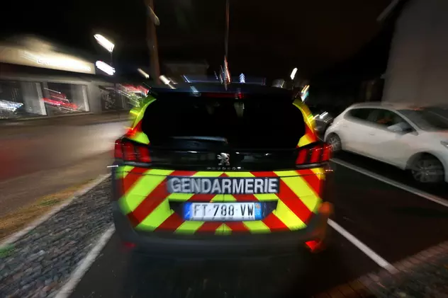 Trei români au aruncat 300 de litri de motorină pe mașinile poliției, care-i urmăreau cu 180 km/h, în Franța