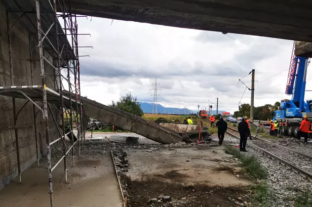O grindă de zeci de tone dintr-un pod aflat în renovare s-a prăbușit peste o magistrală CFR, în Brașov