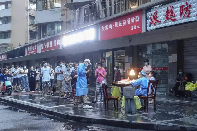 „Vor să murim cu toții?” Disperarea oamenilor dintr-un oraș chinez carantinat, lovit de caniculă, cutremur și penurie de alimente