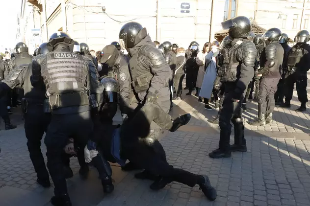 Noi proteste în Rusia, înăbușite brutal de autorități. În Sankt Petersburg, oamenii au strigat „Putin în tranșee” | VIDEO