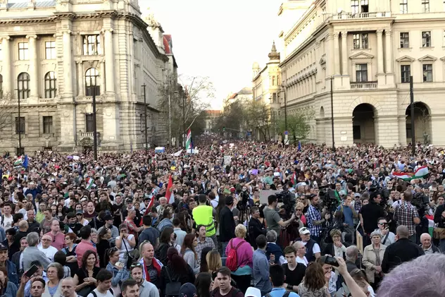 Mii de oameni au protestat la Budapesta față de decretul care obligă femeile însărcinate să asculte bătăile inimii fătului înainte de avort