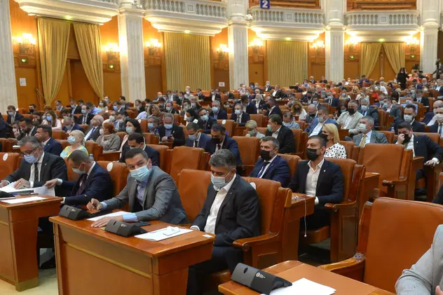 Majorarea salariilor parlamentarilor, declarată neconstituţională de CCR. USR: Coaliția PSD-PNL-UDMR reintroduce creșterea pe ușa din dos