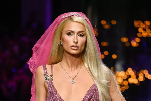 Paris Hilton a defilat pentru Versace la Săptămâna Modei de la Milano. Rochia mult prea decoltată i-a creat probleme pe podium