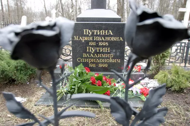 Mesaj lăsat de activiști la mormântul părinților lui Putin: „Fiul dumneavoastră ameninţă să arunce întreaga şcoală în aer! Luaţi măsuri!”