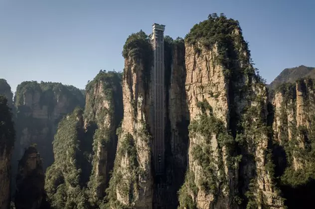 Imagini amețitoare din cel mai înalt lift din lume. Are o înălțime de 326 de metri și oferă priveliști desprinse din „Avatar”