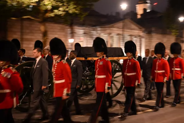 Imagini cu gărzile care fac repetiții pentru înmormântarea reginei Elisabeta a II-a