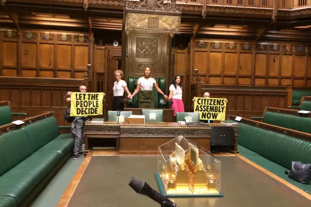 Activiștii de mediu au pătruns în Camera Comunelor din Parlamentul britanic. Aceștia și-au lipit mâinile de scaunul președintelui Camerei, în semn de protest
