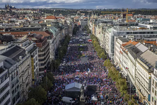 Proteste la Praga. Zeci de mii de oameni care cred că guvernul lor greșește când sprijină măsurile UE împotriva Rusiei au ieșit în stradă