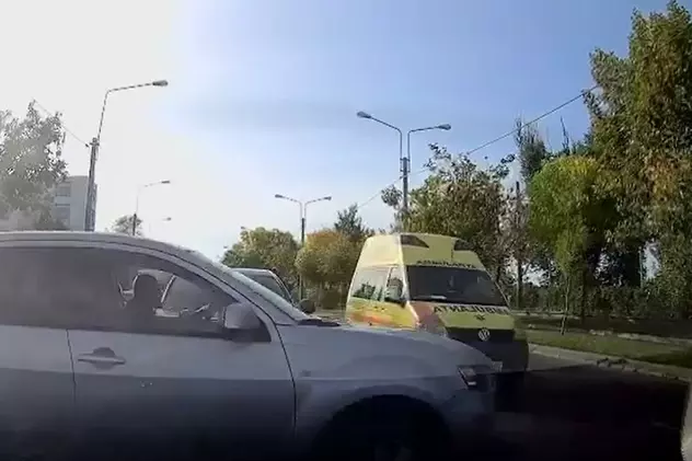 Ambulanță filmată când lovește o mașină, circulând pe contrasens cu girofaruri și fără semnal acustic, pe strada Petricani, în București