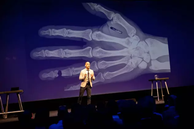 Cum vede viitorul olandezul care și-a implantat două cipuri în mână: de la „roșii culese de roboți” la ședințe în realitatea virtuală