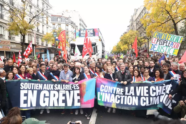 Protest uriaș la Paris. Laureata premiului Nobel pentru literatură, între cei 30.000 de manifestanți