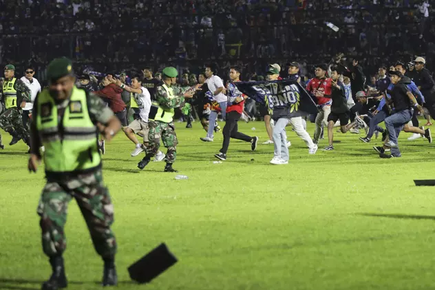 Violențe urmate de o busculadă pe un stadion de fotbal, în Indonezia. Cel puțin 125 de persoane au murit