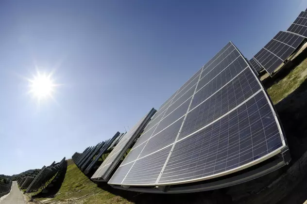 Petrom și Complexul Energetic Oltenia investesc 400 de milioane de euro în construcția a patru parcuri fotovoltaice