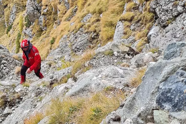 Turistă, rănită lângă cabana Mălăiești, după ce a alunecat pe gheață. Salvamontiștii și un elicopter SMURD au intervenit