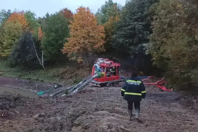 Pompierii continuă evacuarea apei din Tăul Mare-Roșia Montană. Sunt folosite doar 3 pompe, din cauza riscului de inundații în aval