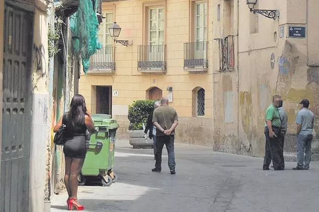 O româncă din Valencia, care practica prostituția, a fost abuzată de clientul care n-a mai vrut să plece, după ce a expirat timpul pentru care plătea