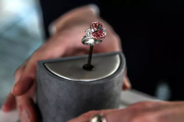 Un diamant extrem de rar, „roz viu”, vândut cu 453 de milioane de dolari la licitație în Hong Kong